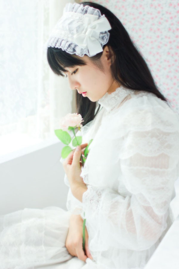 白色纯美姑娘的私房照