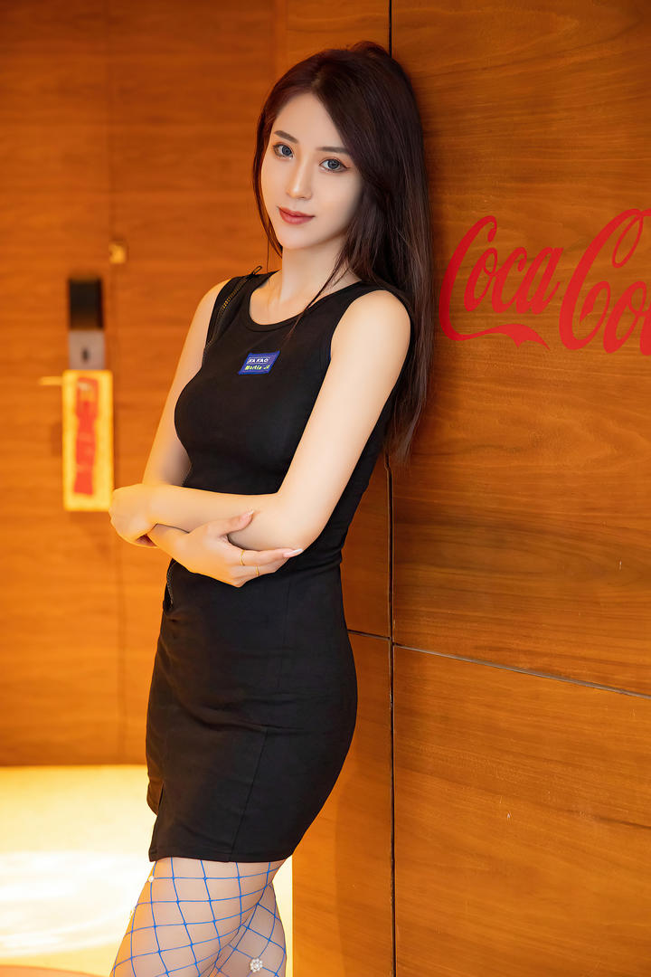 靠在墙上的国产美女周慕汐116美女写真图片
