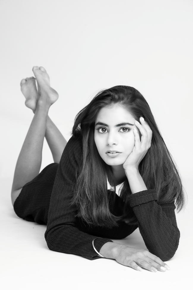 黑白风格时尚质感美女人体摄影图片