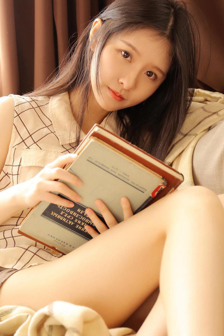 拿着书本的清纯美女学生图片
