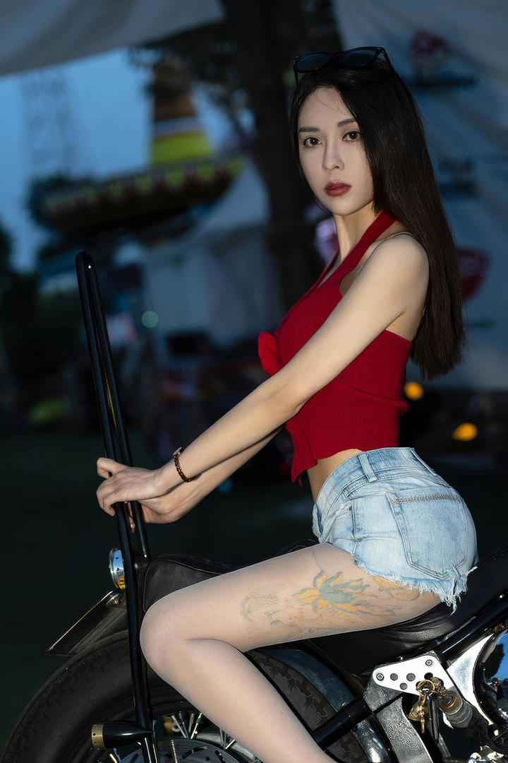 亚洲长腿翘臀机车美女车模个人艺术照图片