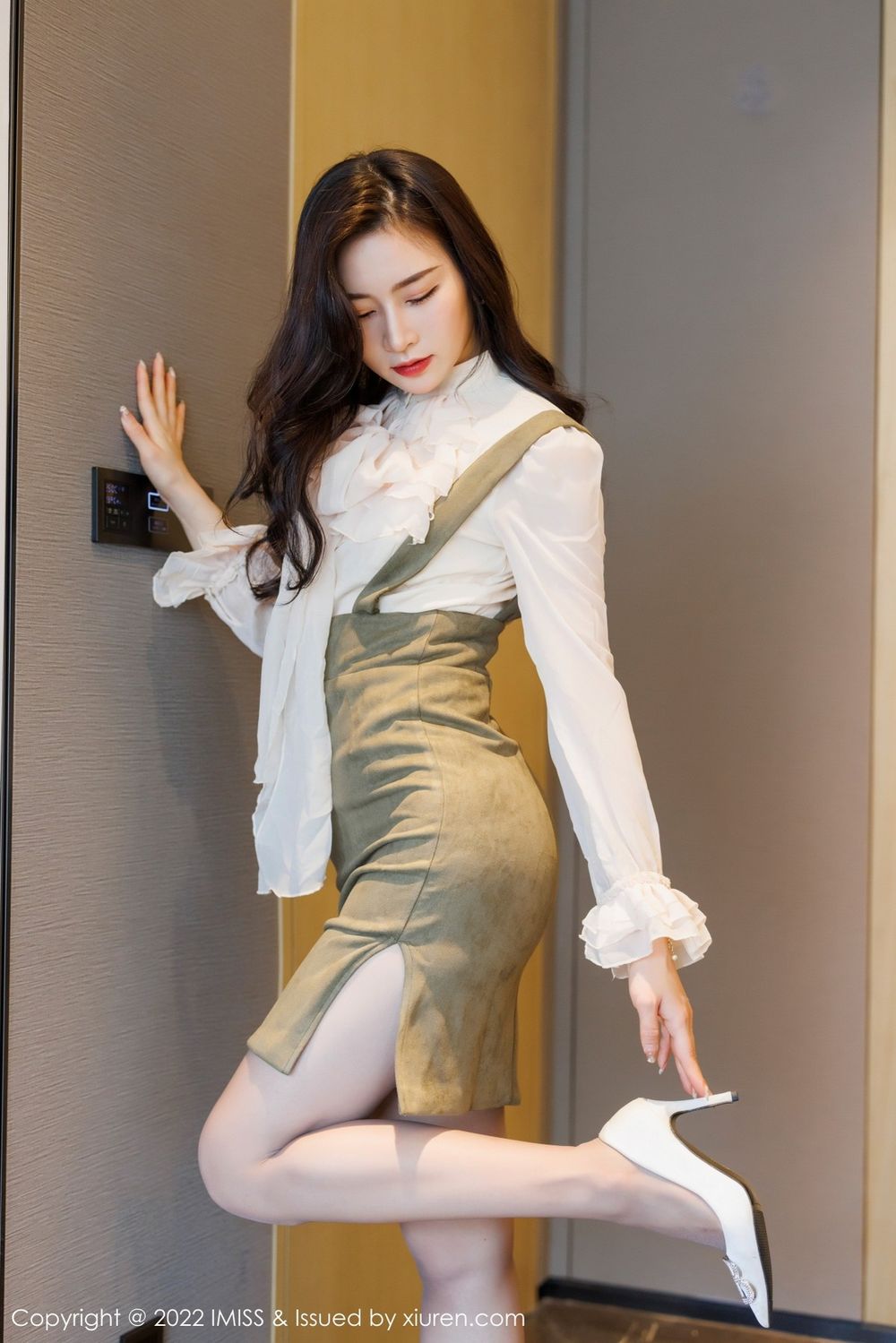 爱蜜社气质美女Vanessa白色服饰与绿灰色短裙优雅系列写真