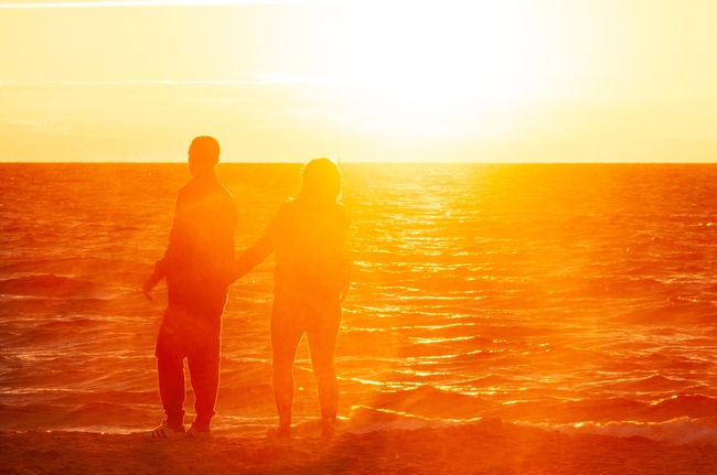 唯美黄昏落日海滩情侣风景图片