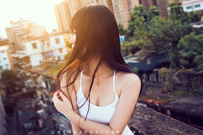 邻家姑娘天台上的妩媚