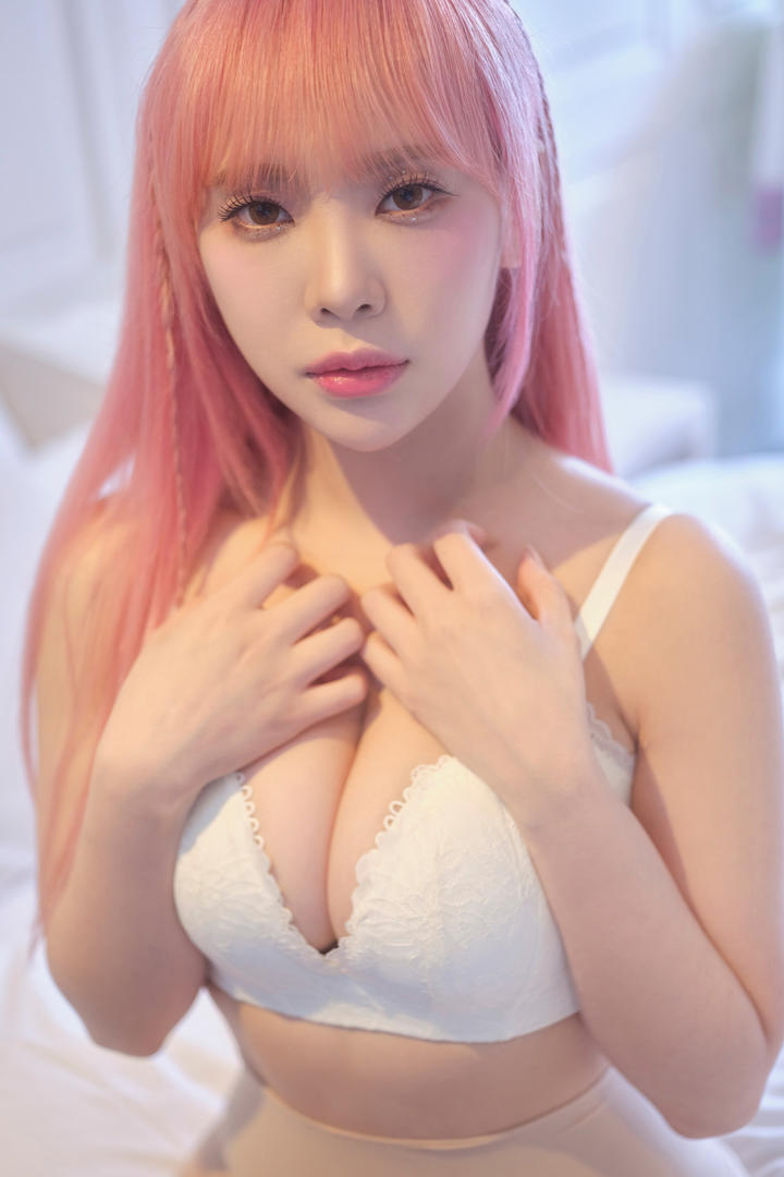【韩系纯欲天花板】首尔女团级粉发美女白色蕾丝内衣写真图片