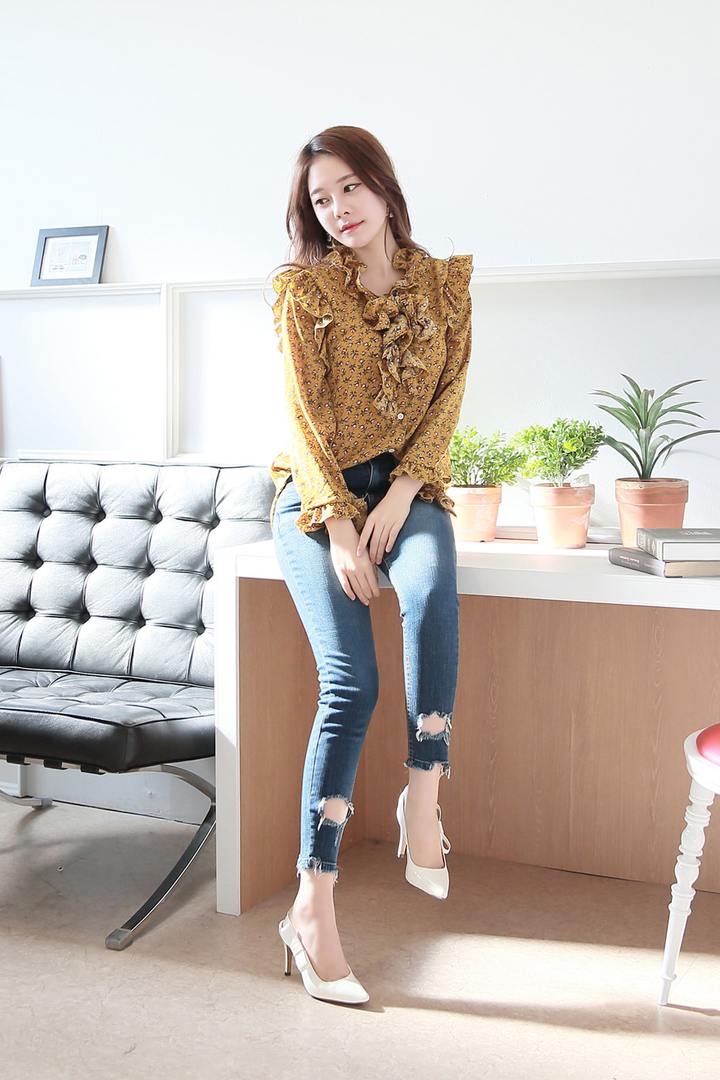 坐在桌子上的韩国牛仔裤气质美女写真图片