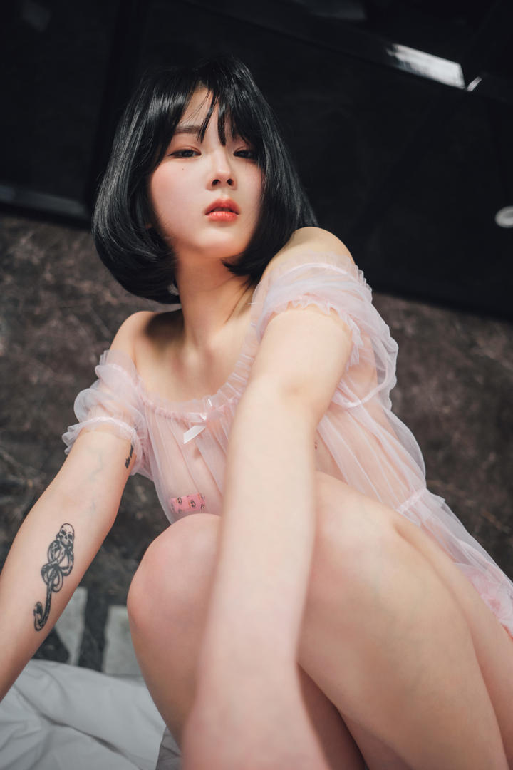 穿透明睡衣的韩国短发美女798艺术图片