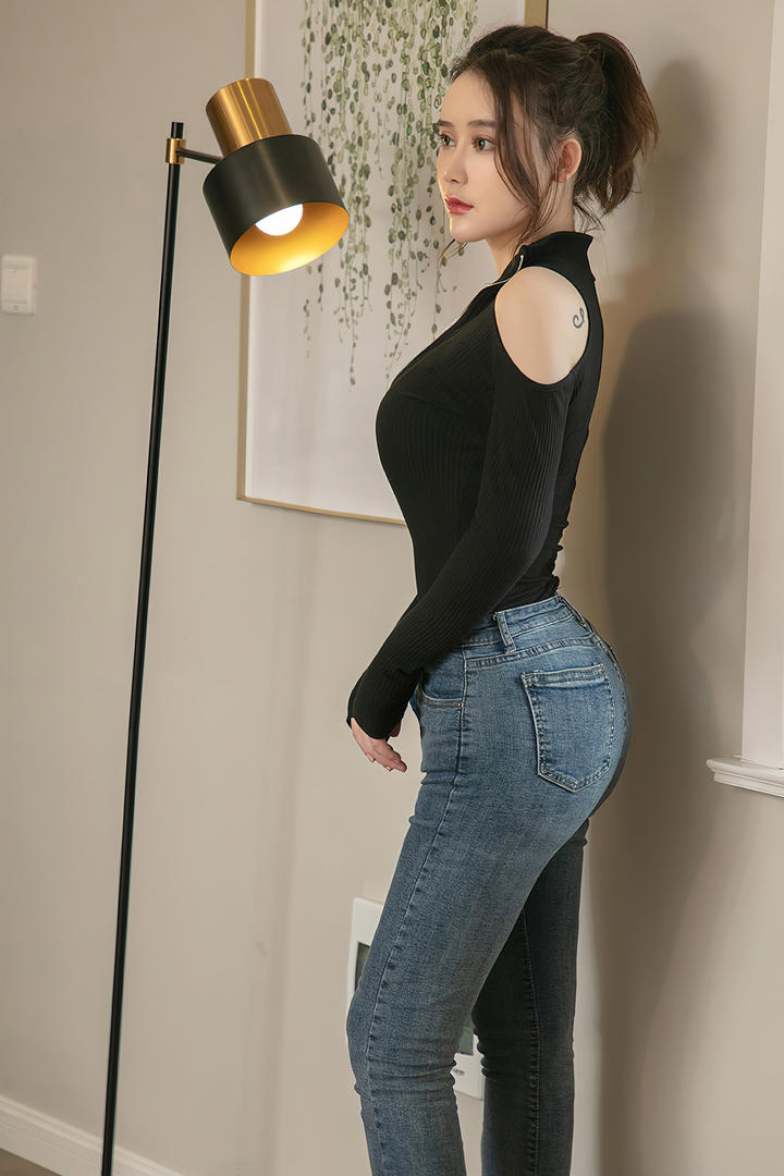 国产完美翘臀牛仔裤美女模特个人艺术写真图片