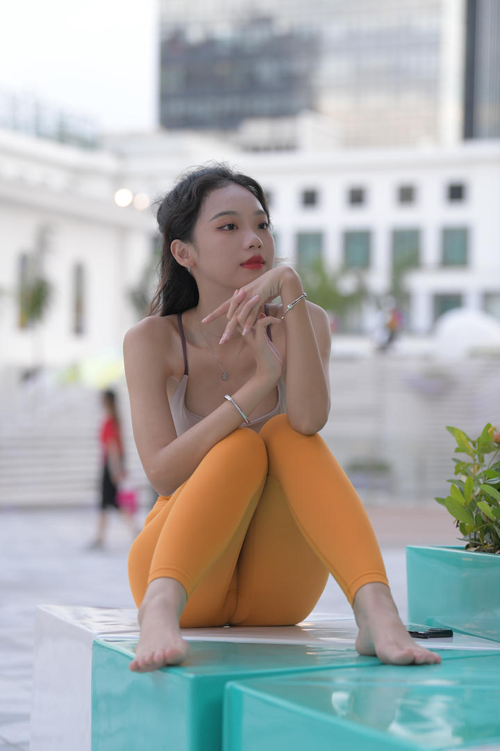 高清养眼紧身裤美女壁纸图片下载