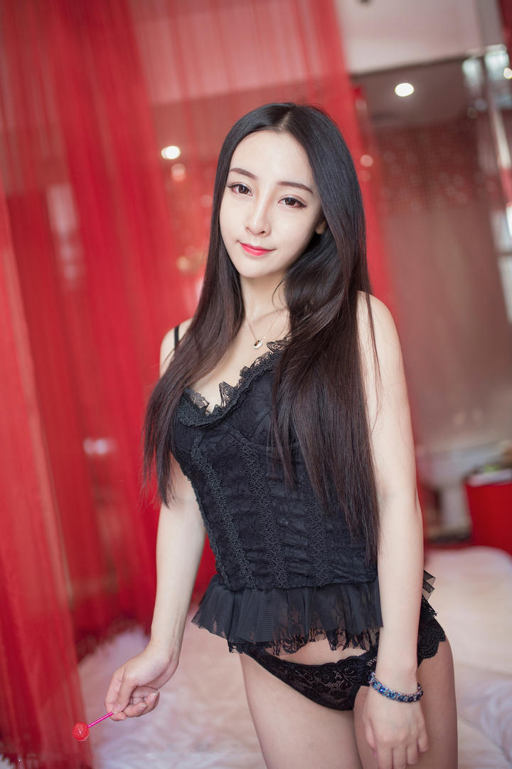 亚洲专区在线美女吃棒棒糖福利写真图片