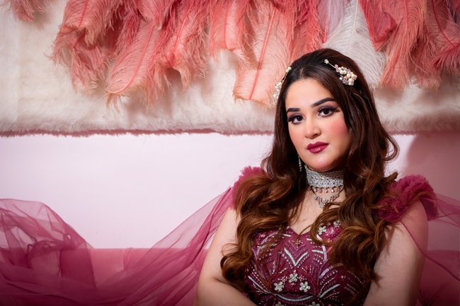 酒红色婚纱裙美女写真摄影图片