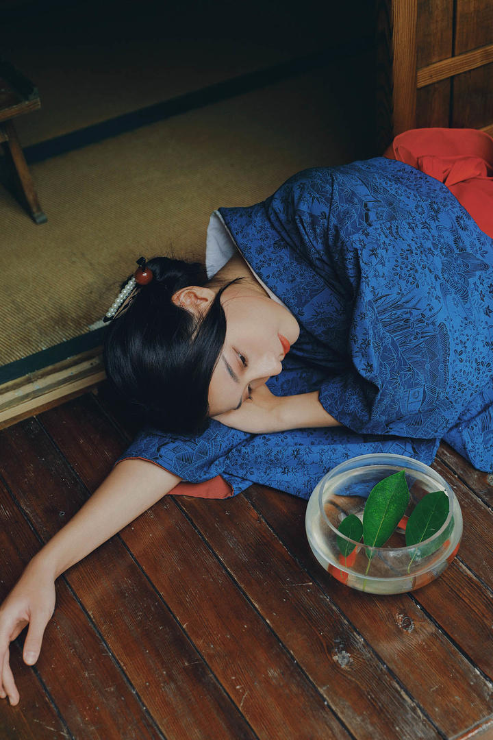 躺在木地板上的唯美日本和服美女写真