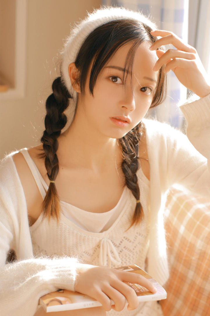 拿着书本的清纯女生头像真人图片免费下载