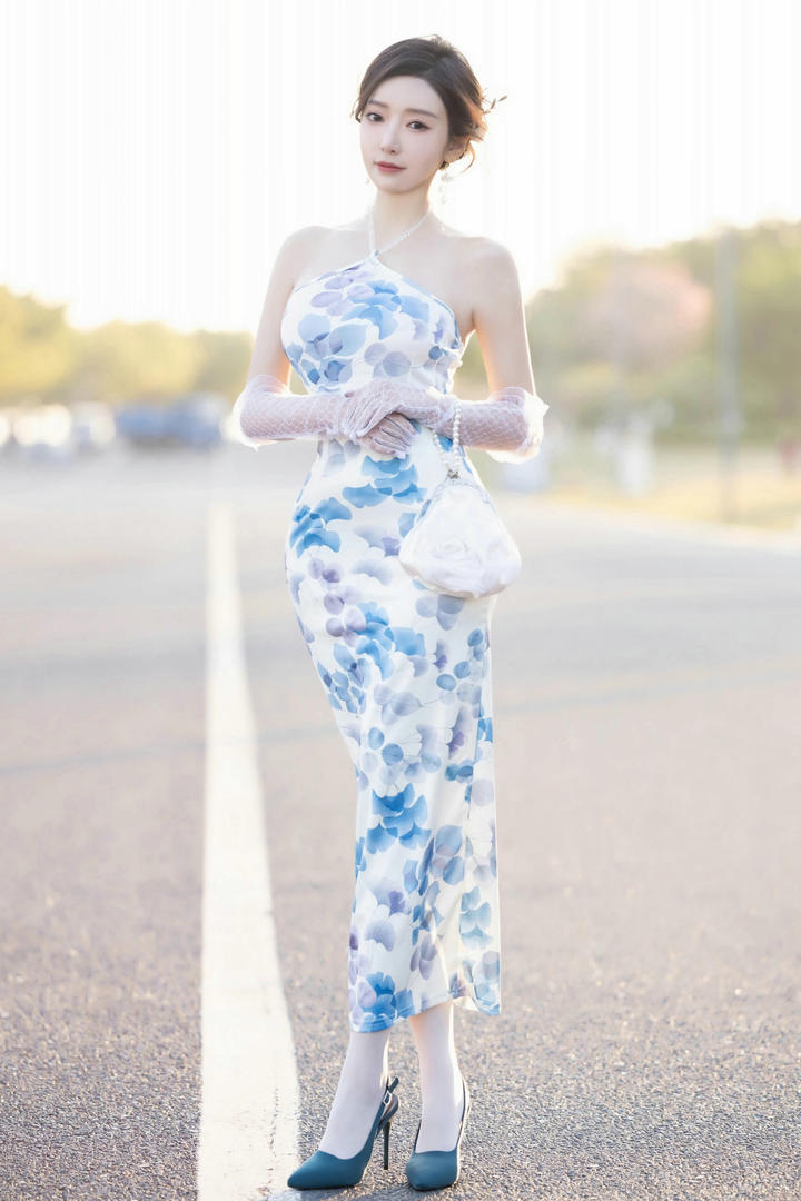 端庄时尚的极品旗袍美女王馨瑶户外写真图片
