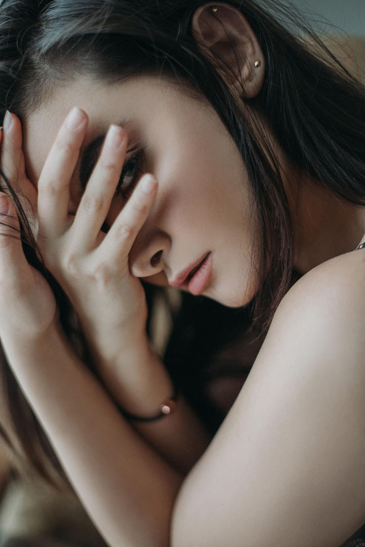 捂着脸的欧美美女模特西方14147大但人文艺术图片