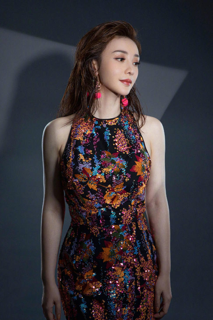 中国美女明星柳岩身穿性感旗袍写真图片