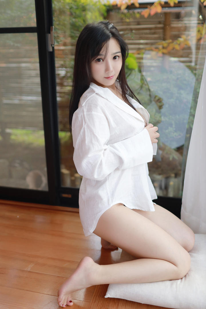 穿着白色衬衣的极品美腿美女主播性感私房照