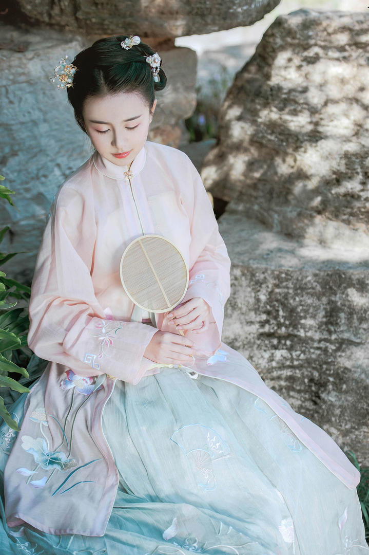 唯美文静的古装美女人体艺术摄影写真图片