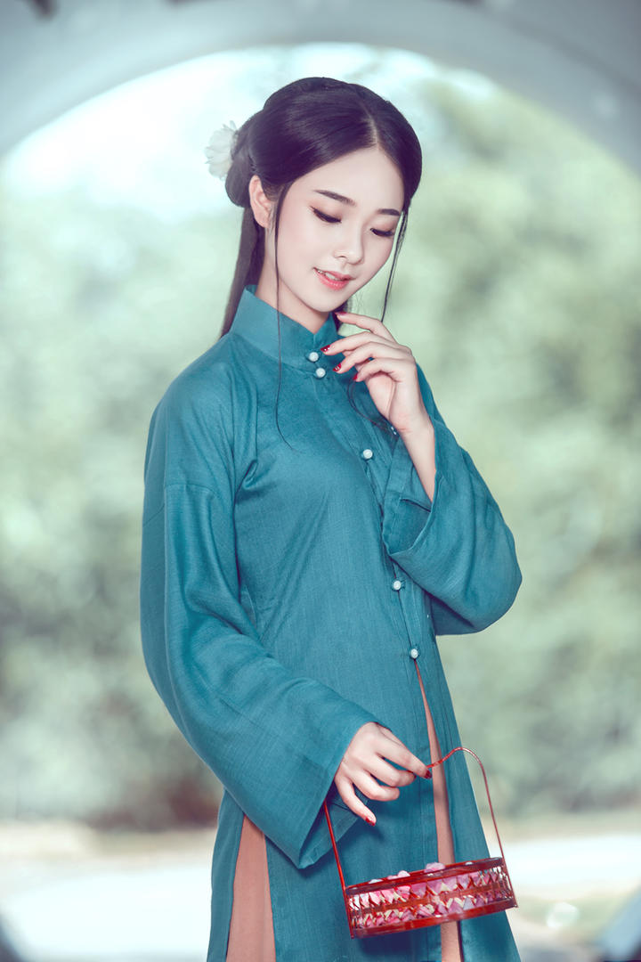 优雅气质的古装美女人像写真图片