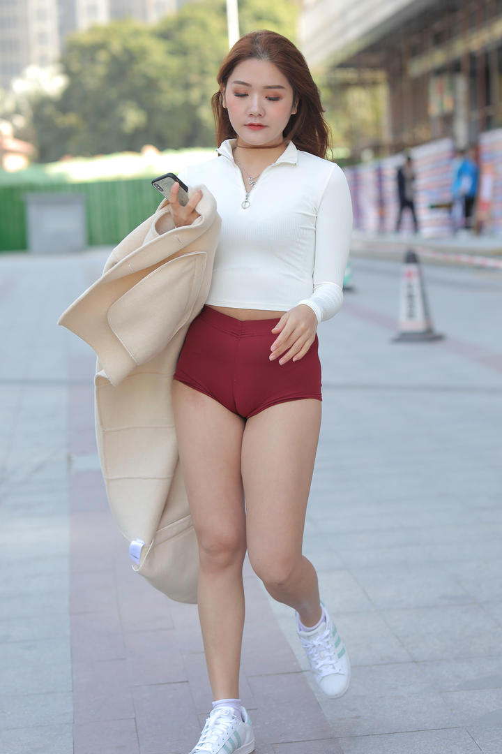 国内精品街拍肉肉的美女性感图片