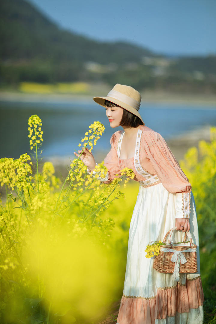 油菜花田里的清纯美女高清壁纸图片大全