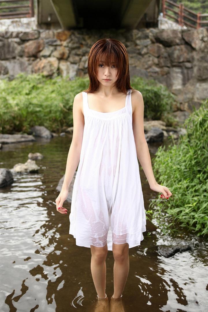 穿白色连衣裙的日本可爱美女户外写真摄影图片