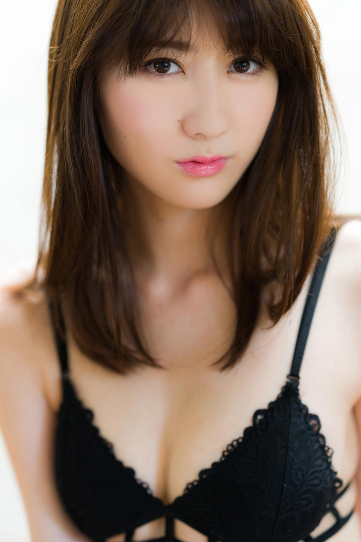 穿着黑色内衣的日本美女图片