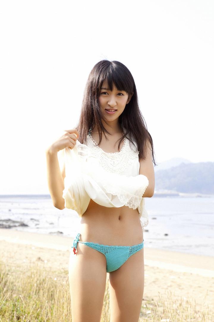 掀起裙子的日本清纯女生唯美手机壁纸图片