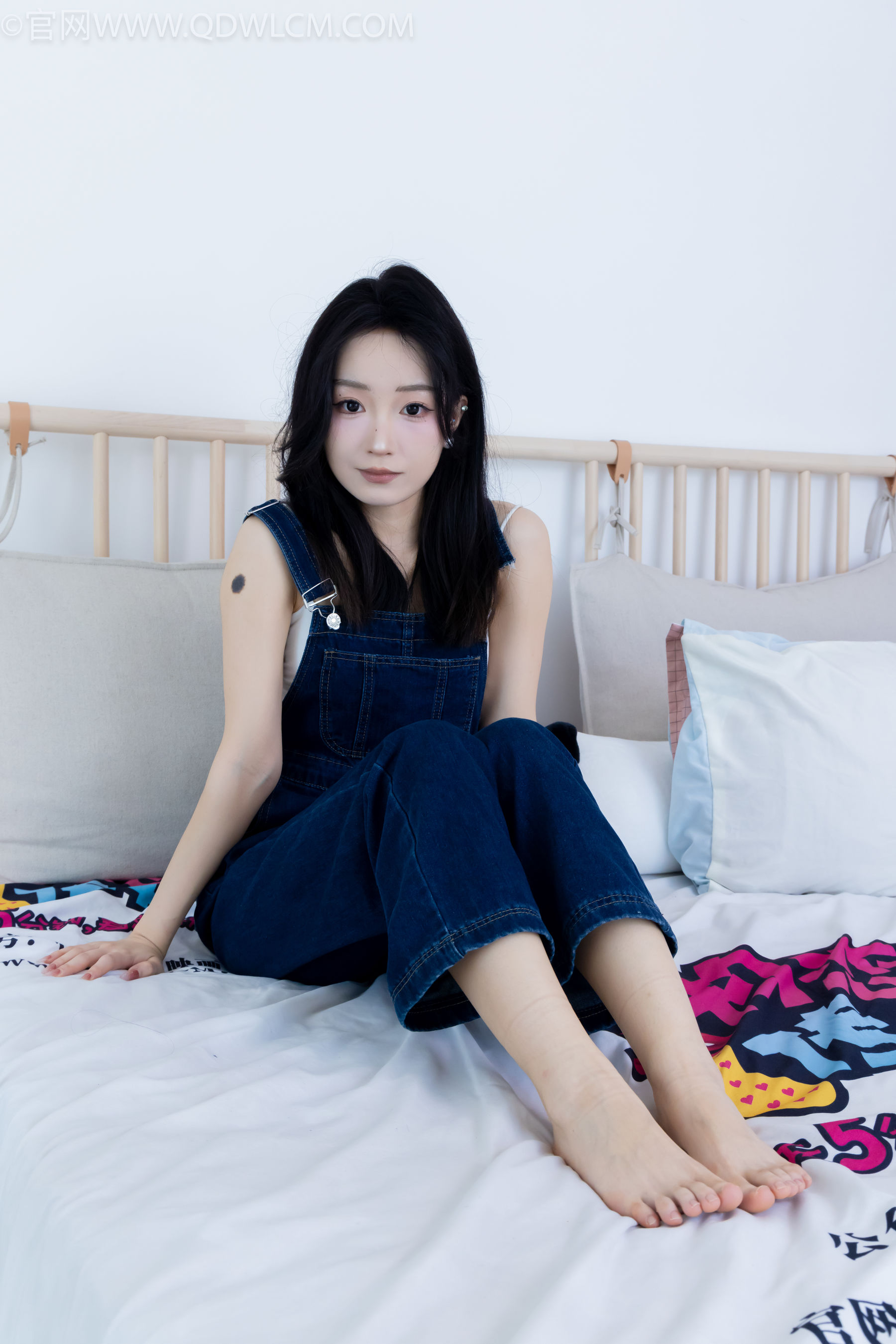 物恋传媒正妹嘟嘟牛仔背带裤居家女友视角写真