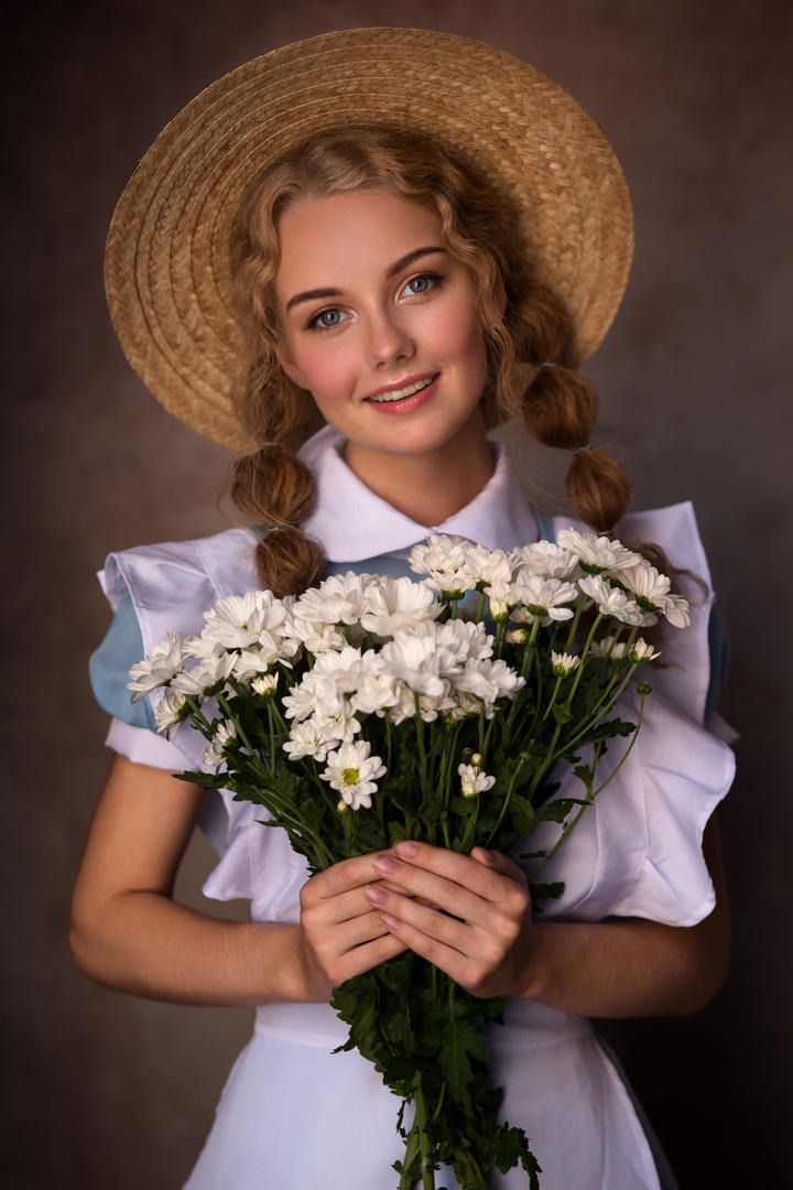 戴着草帽的欧美美女艺术写真图片