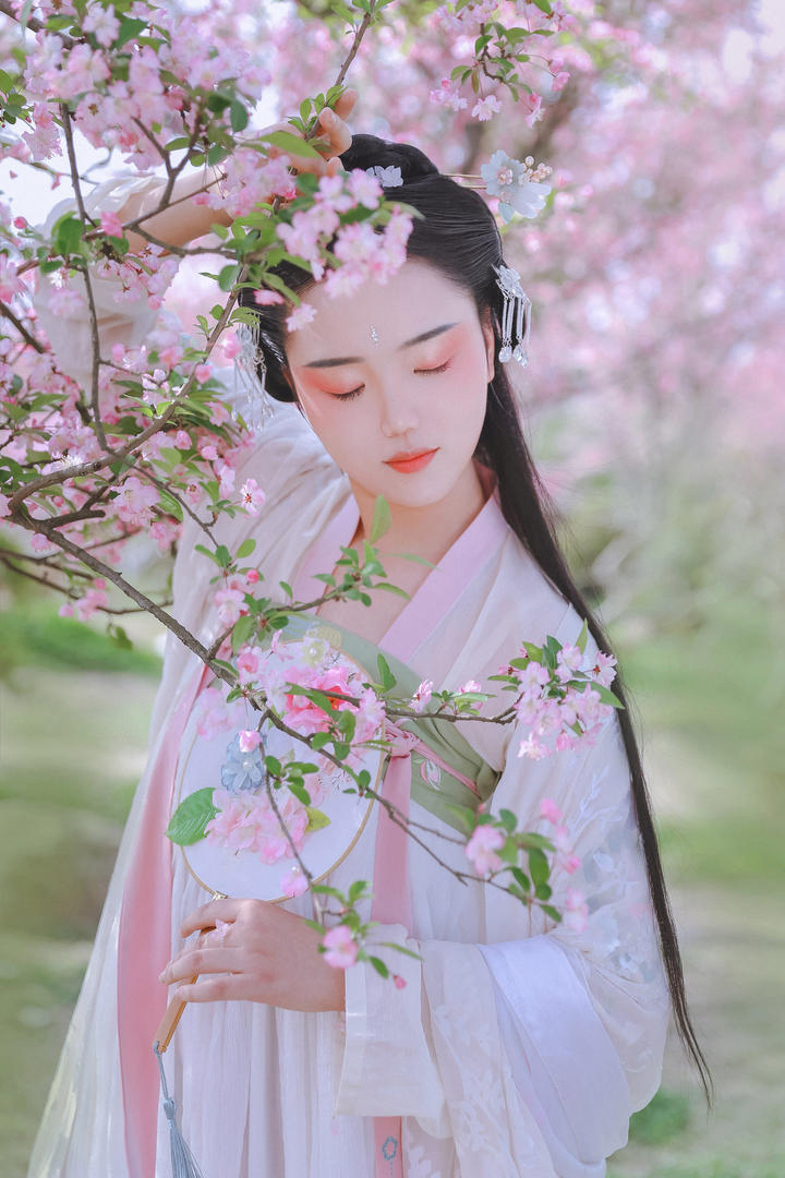 闭上眼睛的高清古典美女写真