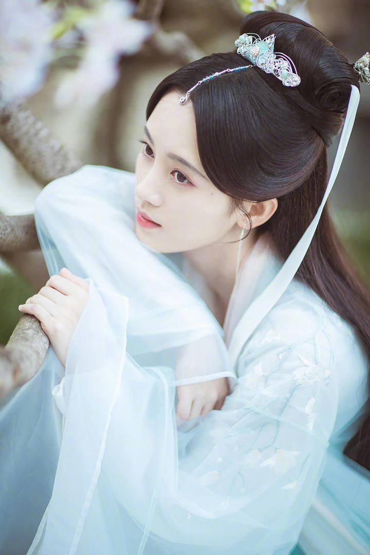 穿青色汉服的美女明星鞠婧祎艺术摄影写真图片