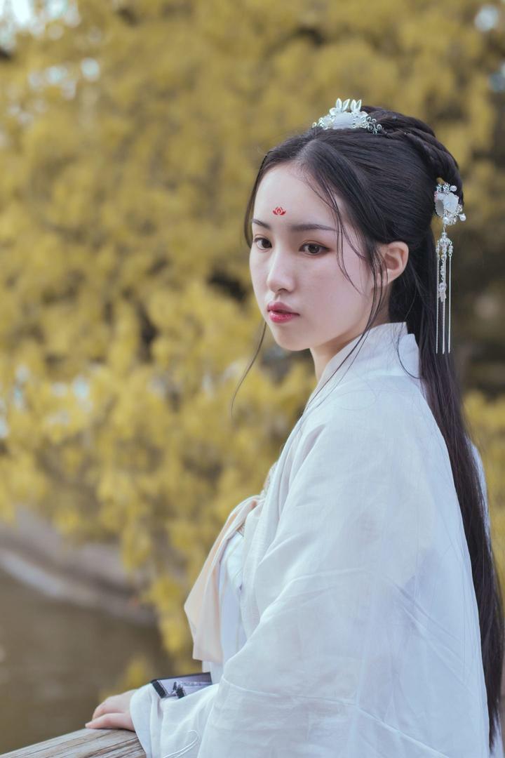 清纯养眼的白衣古装美女艺术写真图片