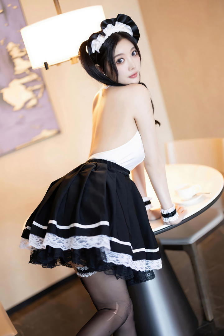趴在桌子上的性感女神杨晨晨美女高清图片大全