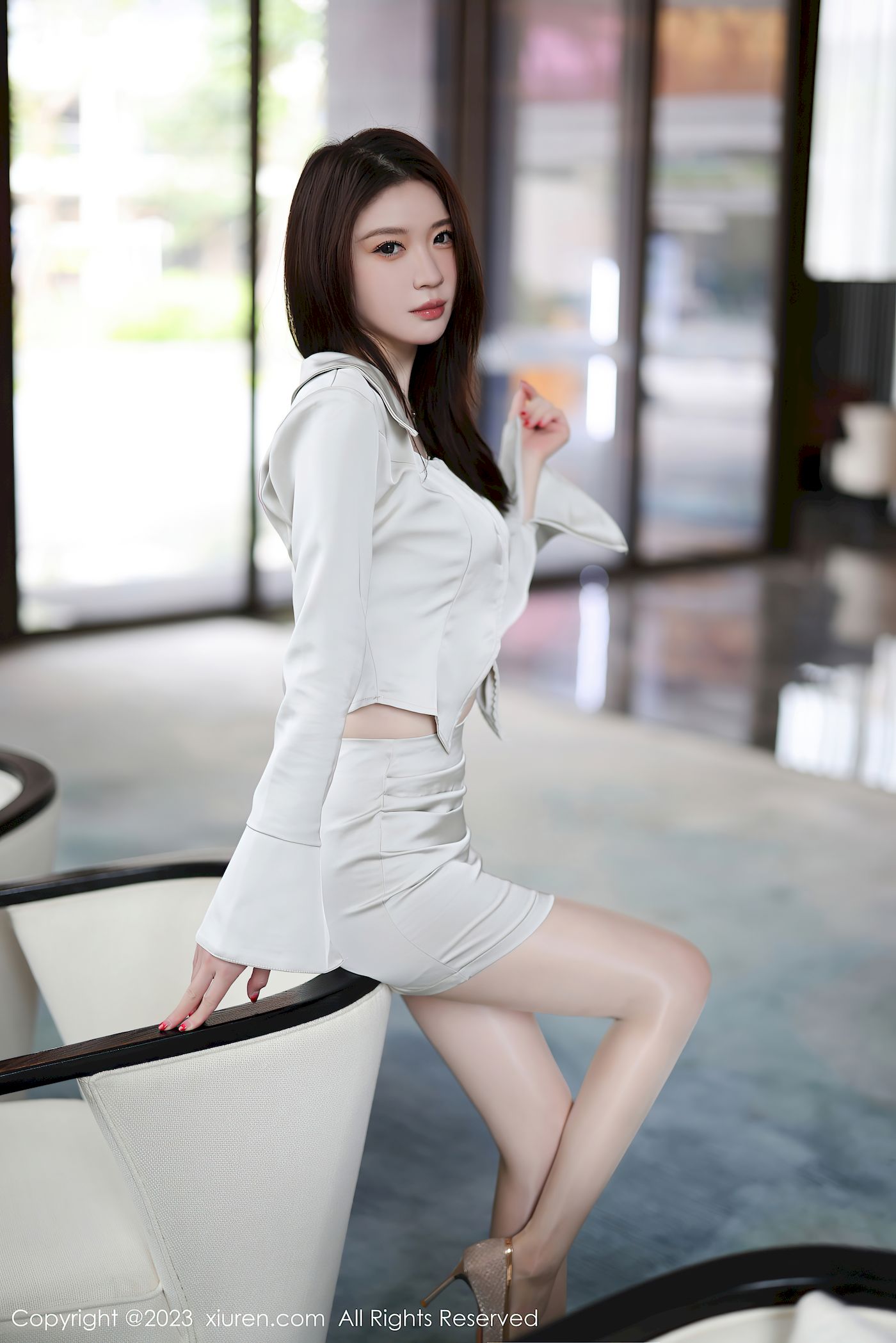 秀人网模特梦心玥浅灰色上衣搭配短裙丝袜安吉旅拍