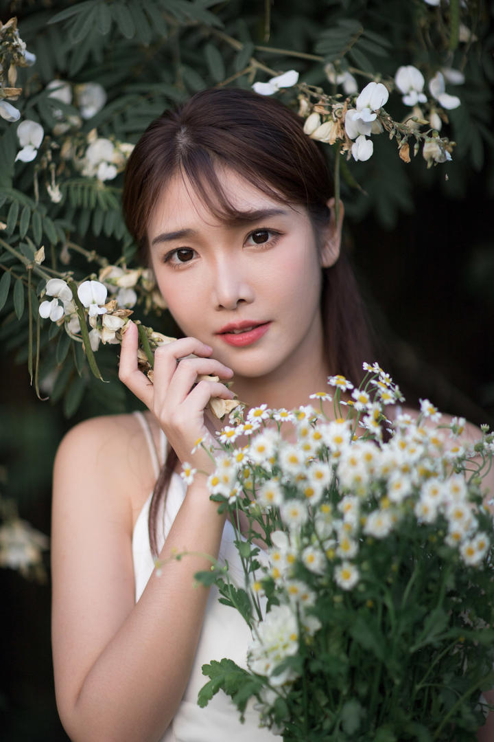 抱着鲜花的清纯唯美女生头像壁纸图片大全