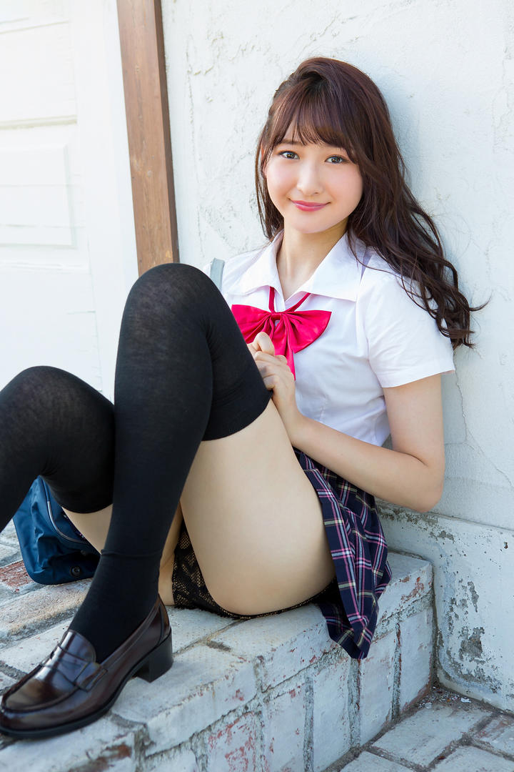 坐在地上的日本极品性感美女学生图片