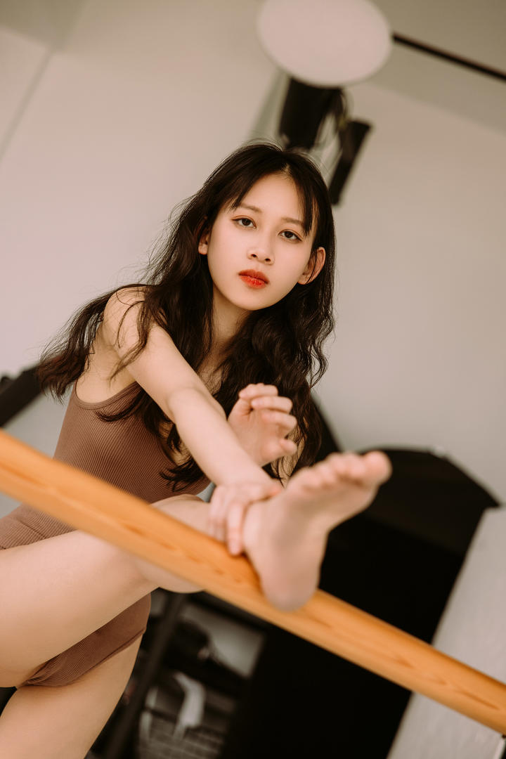 练舞的艺校美女校花黎黎人体艺术摄影写真集