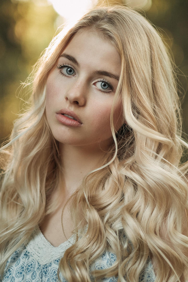 欧美大眼睛的金发美女艺术写真
