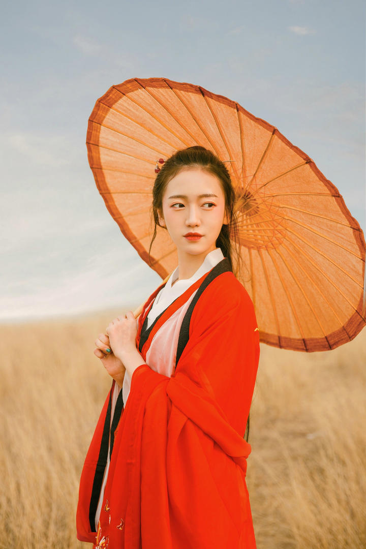 撑着伞的唯美古装美女人像艺术摄影图片