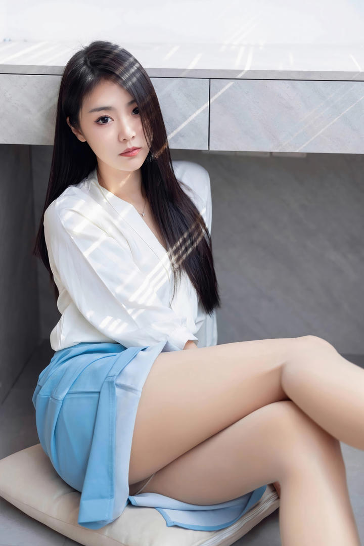 国产极品美女穿超短裙走光优优人体艺术图片