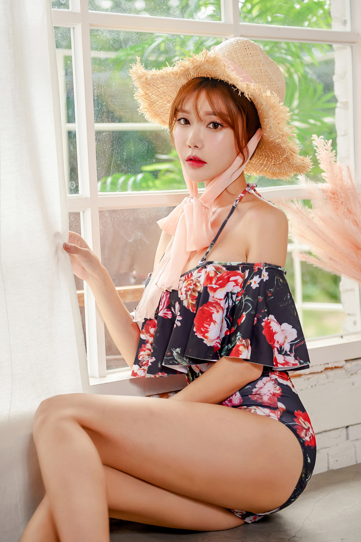 戴着帽子的韩国美女尹爱智高清图片