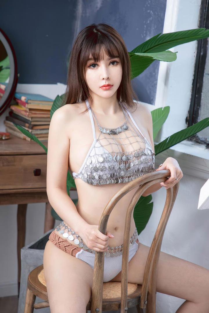 骑在椅子上的国产内衣美女模特性感图片