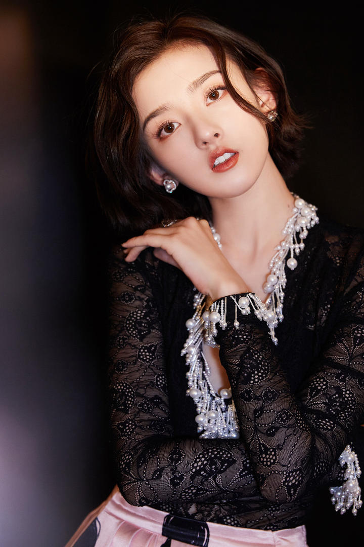 高清美女明星宋祖儿气质短发摄影写真图片