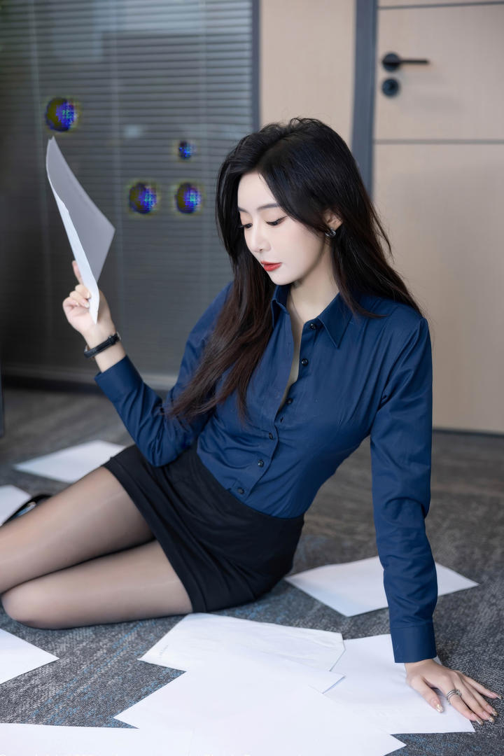 身材超棒的职业装美女秘书王馨瑶黑丝诱惑图片