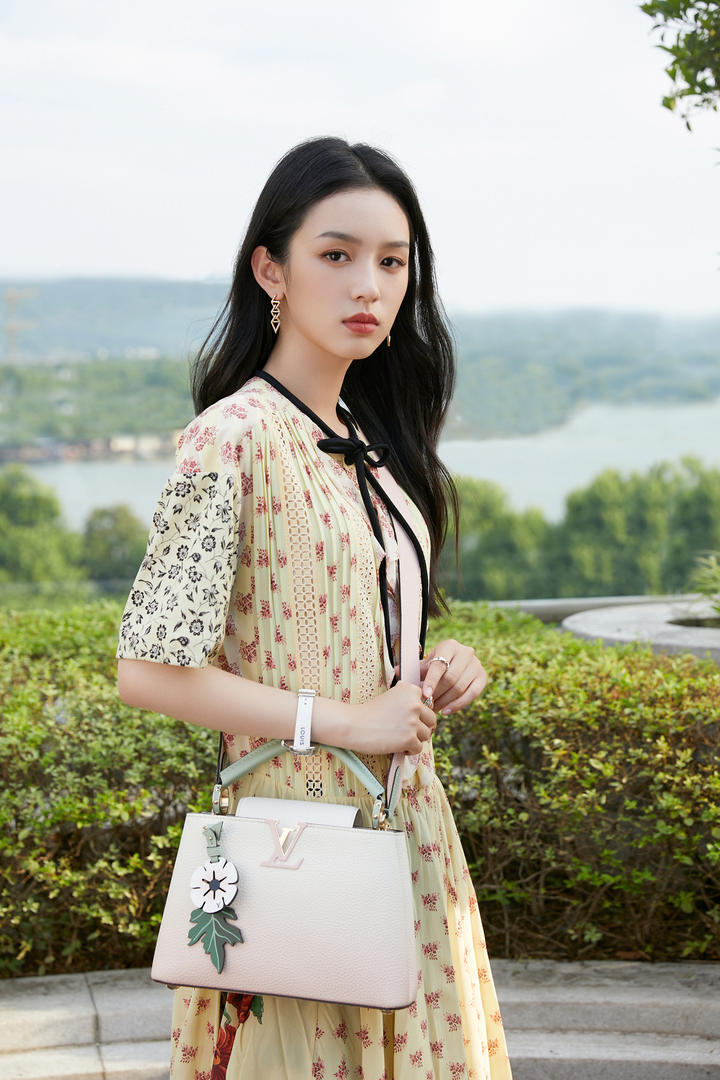 街拍气质出众的漂亮美女图片