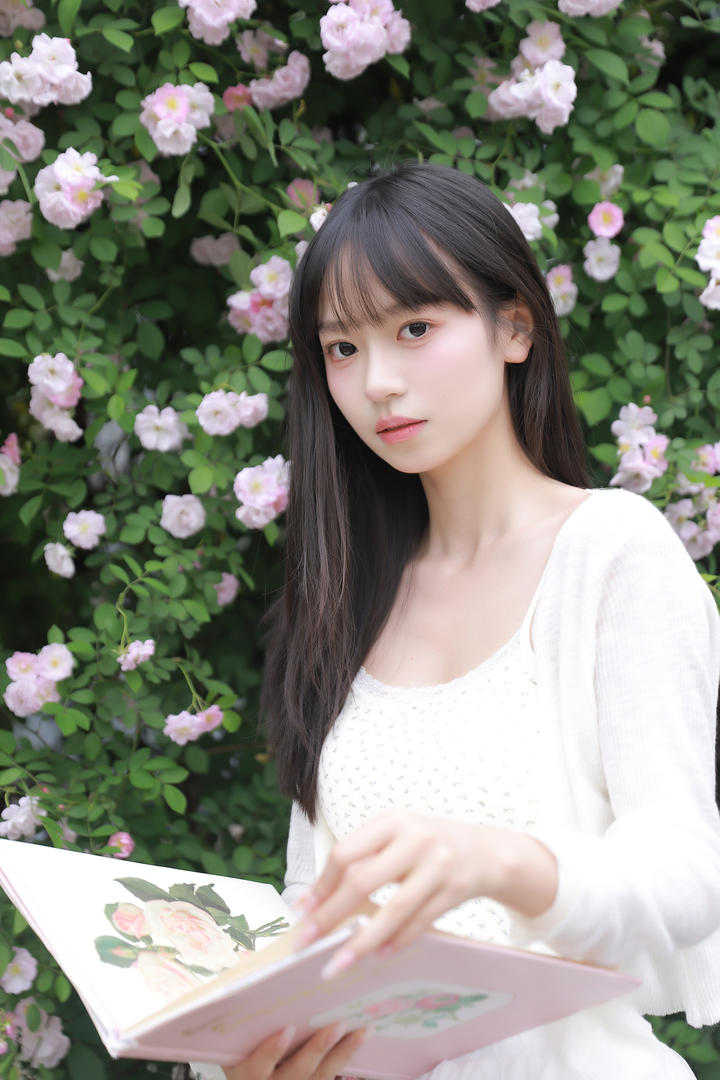 白月光般的清纯女孩户外摄影写真图片