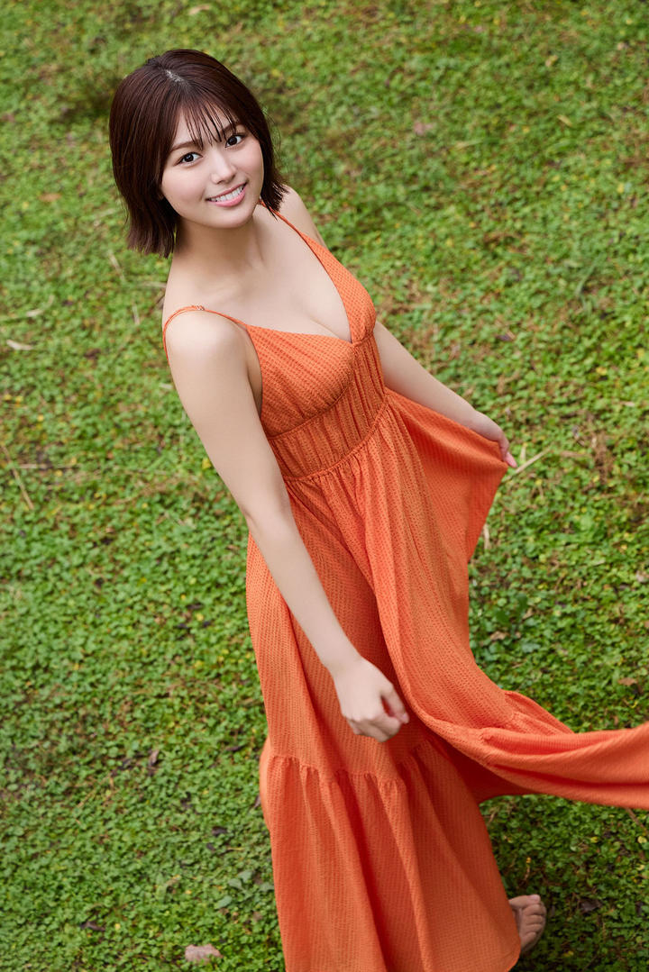 亚洲美女吊带长裙写真