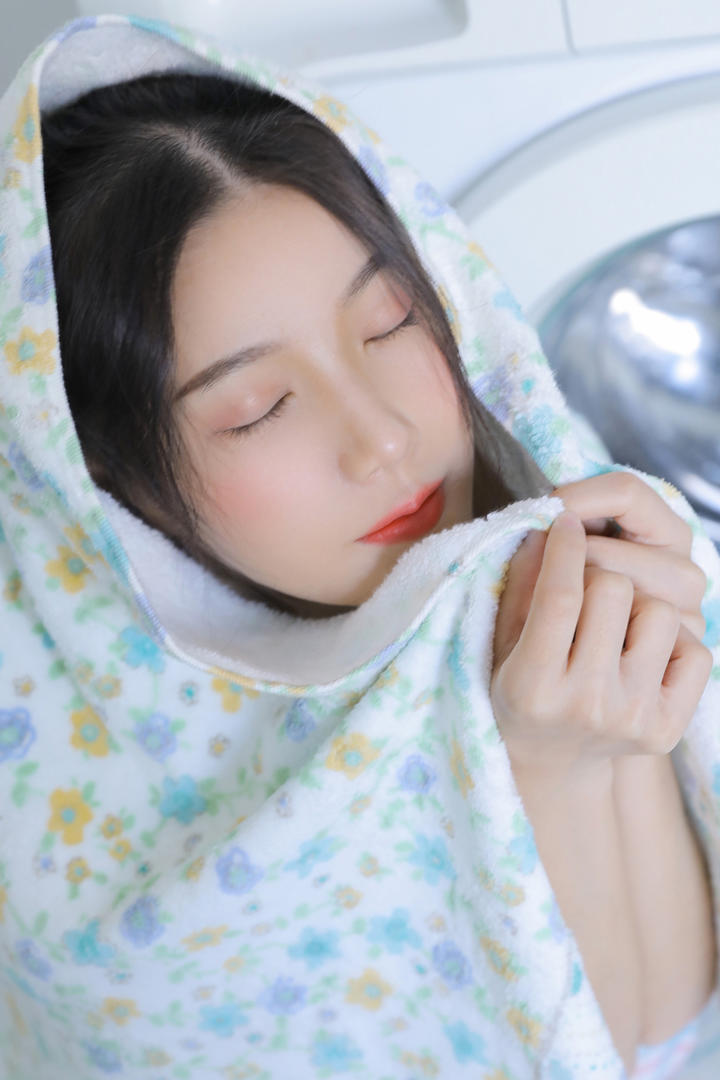 闭上眼睛的清纯美女写真