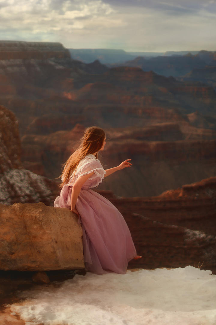 穿着粉色长裙的欧美美女唯美女生艺术写真图片